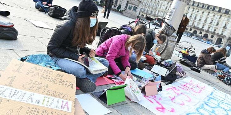 Studenti fanno lezione all'aperto in protesta contro la Dad. Torino, marzo 2021 (Ansa)