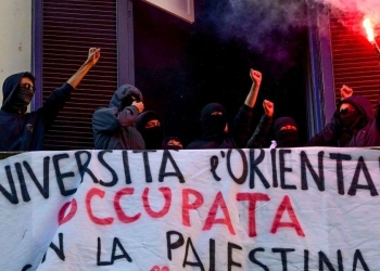 Protesta anti-Israele all'Università Orientale di Napoli (Ansa)