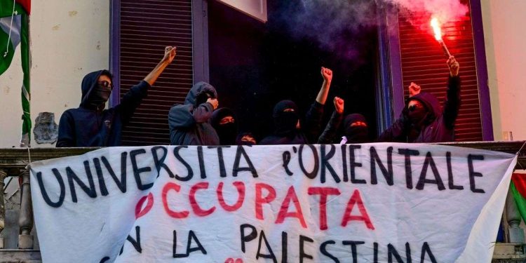 Protesta anti-Israele all'Università Orientale di Napoli (Ansa)