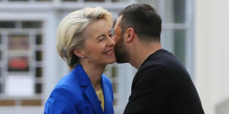 Ursula von der Leyen, presidente della Commissione Ue, con Volodymyr Zelensky, presidente dell'Ucraina (Ansa)