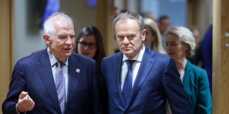 Josep Borrell (s.), alto commissario UE, con Donald Tusk, primo ministro della Polonia. Dietro, Ursula von der Leyen (Ansa)