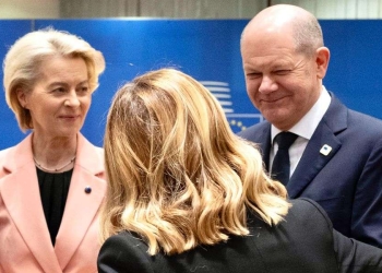 Giorgia Meloni al Consiglio UE Bruxelles, tra Ursula von der Leyen e Olaf Scholz (Ansa)