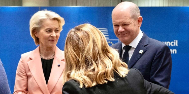 Giorgia Meloni al Consiglio UE Bruxelles, tra Ursula von der Leyen e Olaf Scholz (Ansa)