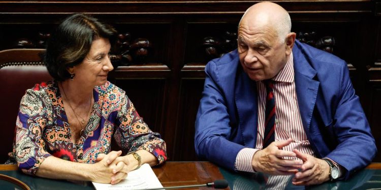 Il ministro per le Pari opportunità Eugenia Roccella e il ministro della Giustizia Carlo Nordio (Foto 2023 ANSA/GIUSEPPE LAMI)