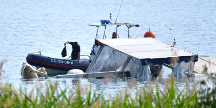 La "Goduria", l'imbarcazione a bordo della quale viaggiavano 007 italiani ed israeliani, naufragata nel Lago Maggiore (Foto 2023 ANSA / PURICELLI)