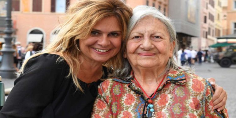 Debora Caprioglio e la mamma Augusta Meschino (foto web)