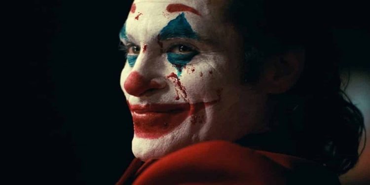 Joaquin Phoenix in Joker, in prima serata su Italia1 (Foto Web)