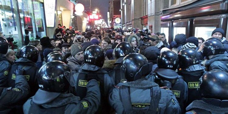 Polizia nel centro di Mosca contro una manifestazione di protesta, 2011 (Ansa)