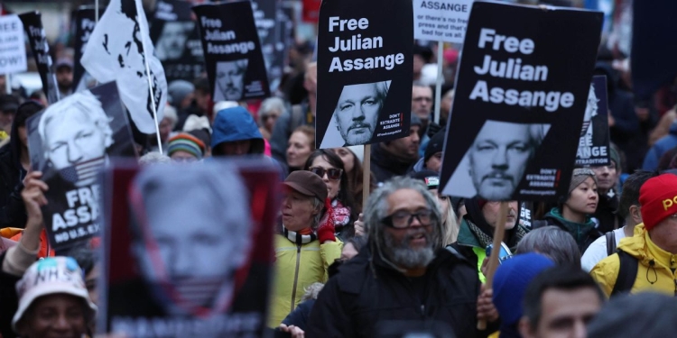 Manifestazione per la liberazione di Julian Assange a Londra (Ansa)