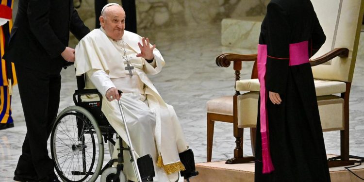 Papa Francesco in carrozzina