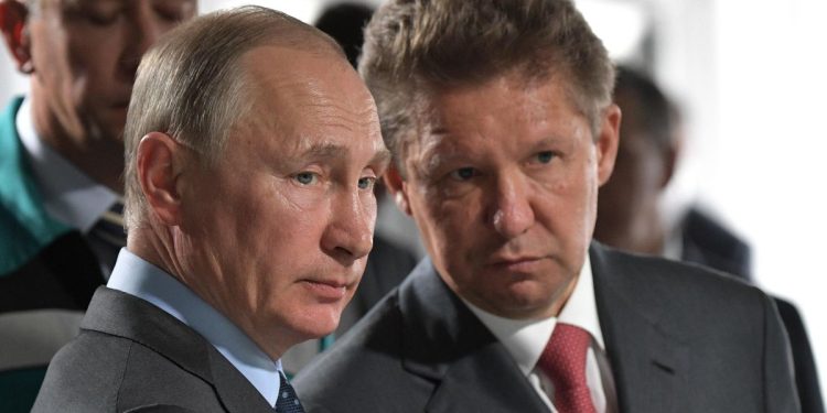 Vladimir Putin nel 2017 con Aleksej Miller, presidente di Gazprom (Ansa)