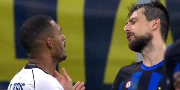 Il diverbio tra Francesco Acerbi e Juan Jesus in Inter Napoli (Foto ANSA)