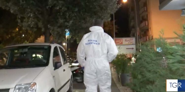 Polizia scientifica all'esterno dell'abitazione della vittima Alexandra Elena Mocanu (Foto: Tgr)