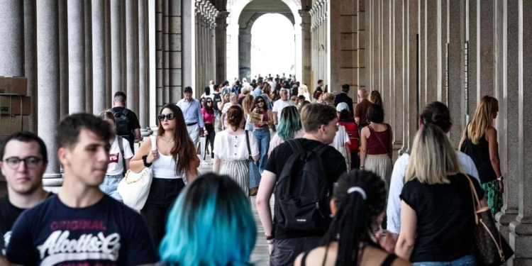 Shopping a Torino (Ansa)