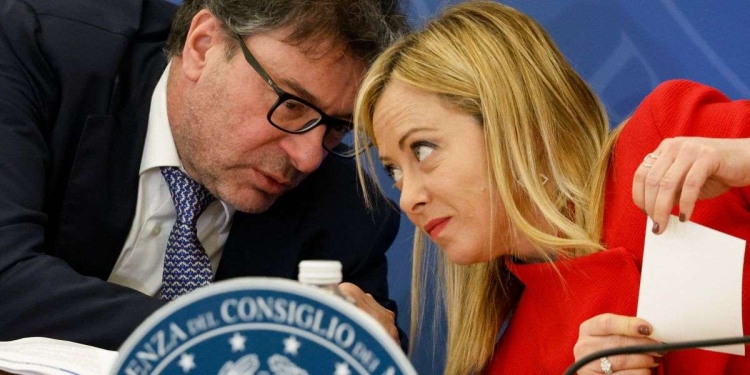 Giancarlo Giorgetti e Giorgia Meloni (Ansa)