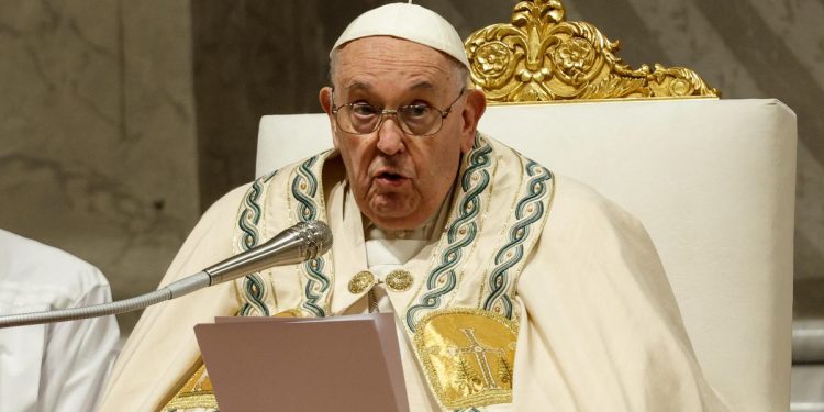 Papa Francesco presiede la Santa Messa della Veglia di Pasqua nella Basilica di San Pietro (Foto 2024 ANSA/GIUSEPPE LAMI)