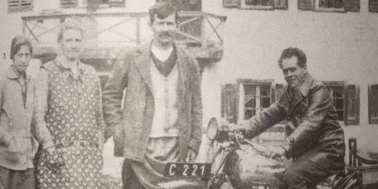 A destra, in sella alla motocicletta, Franz Jägerstätter (1907-1943) (foto dal web)