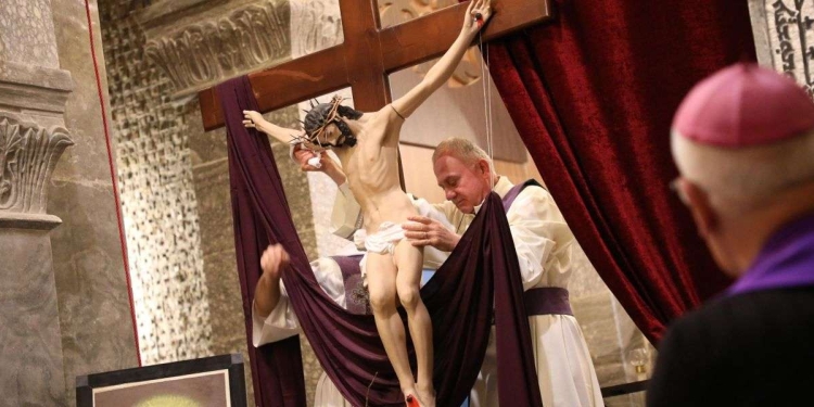 Venerdì Santo in una chiesa cattolica di Alqosh, nel nord dell'Iraq (Ansa)