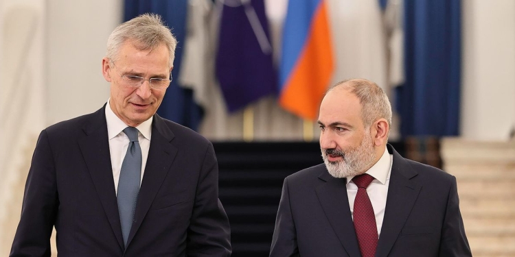 Il segretario generale della Nato, Jens Stoltenberg, con il premier dell'Armenia Nikol Pashinyan (Ansa)