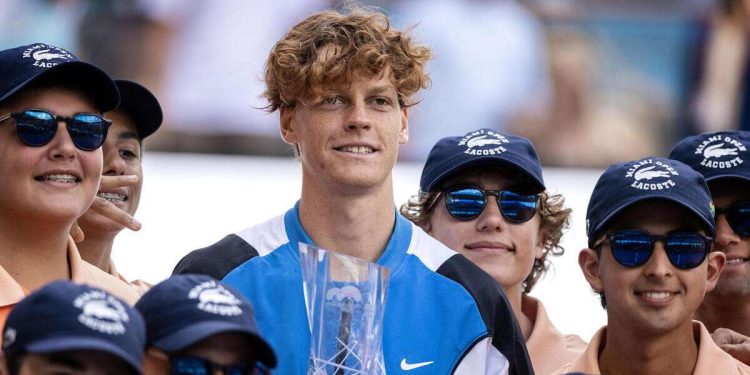 Jannik Sinner con il trofeo del Miami Open 2024 (Foto ANSA)