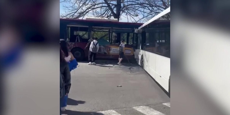 Incidente tra due bus a Roma (screen da video)