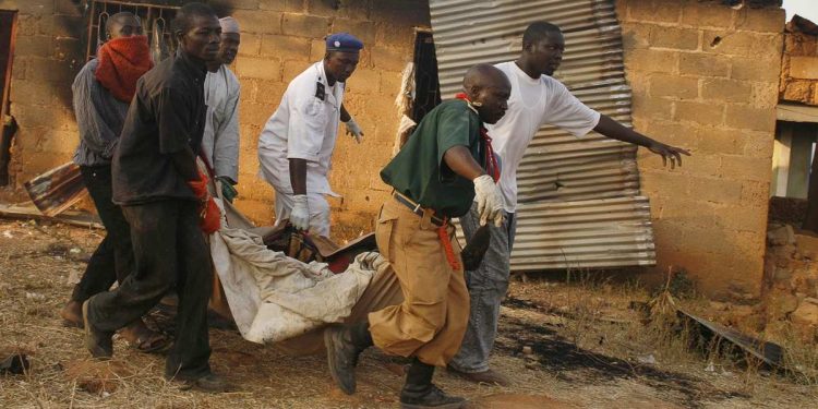 Una vittima degli scontri religiosi tra cristiani e musulmani nel villaggio di Kuru Janta in Nigeria (Foto 2012 ANSA/ STRINGER)