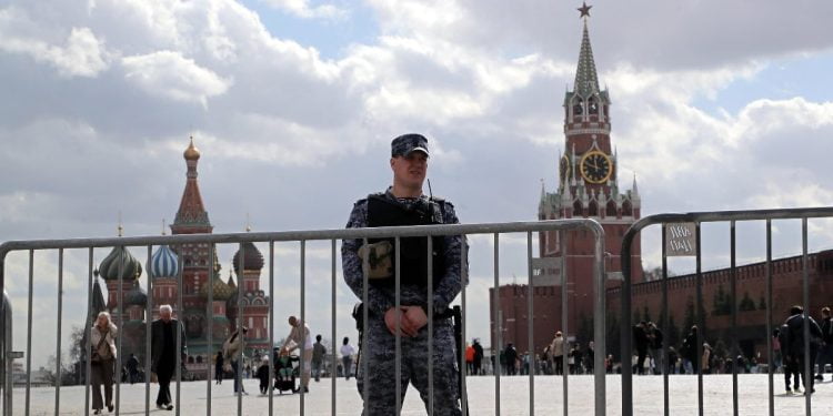 Un poliziotto russo è di guardia sulla Piazza Rossa, fuori dal Cremlino (Foto 2024 Ansa EPA/MAXIM SHIPENKOV)