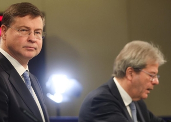 Valdis Dombrovskis, vicepresidente esecutivo della Commissione Ue, e Paolo Gentiloni, commissario Ue agli Affari economici (Ansa)