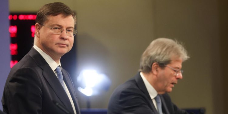 Valdis Dombrovskis, vicepresidente esecutivo della Commissione Ue, e Paolo Gentiloni, commissario Ue agli Affari economici (Ansa)