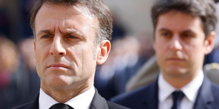 Emmanuel Macron con il primo ministro Gabriel Attal (Ansa)