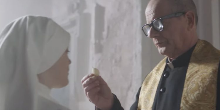 Un frame dello spot di Amica Chips