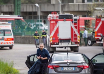 Soccorsi e autorità 
a Suviana (Bologna), dopo l'incidente (Ansa)