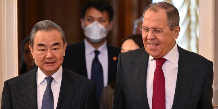 I ministri degli Esteri di Cina e Russia, Wang Yi e Sergej Lavrov (Foto Ansa 2023 EPA/ALEXANDER NEMENOV / POOL)