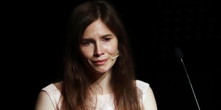 Amanda Knox piange mentre partecipa alla conferenza del Festival della Giustizia Penale all'Università di Modena, 2019 (ANSA/ELISABETTA BARACCHI)