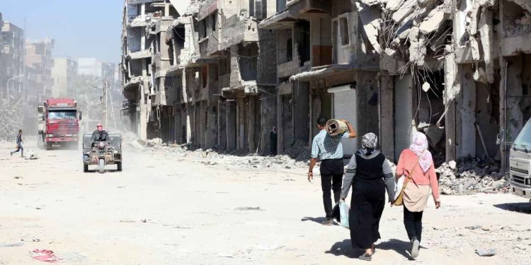 Nel campo profughi di Yarmouk, a sud di Damasco, Siria (Ansa)