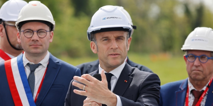 Emmanuel Macron allo stabilimento Eurenco di Bergerac (Ansa)