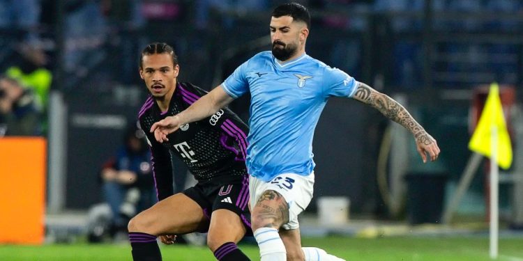 Leroy Sane (a sinistra) ed Elseid Hysaj (a destra) durante Lazio-Bayern Monaco (Foto 2024 ANSA/ANGELO CARCONI)