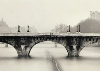 Parigi. Veduta della Senna. "Passing Barge", fotografia di Michael Kenna, 1998 (Ansa)