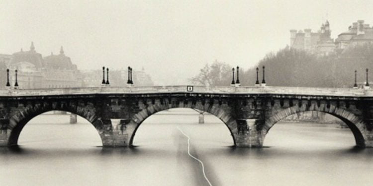 Parigi. Veduta della Senna. "Passing Barge", fotografia di Michael Kenna, 1998 (Ansa)