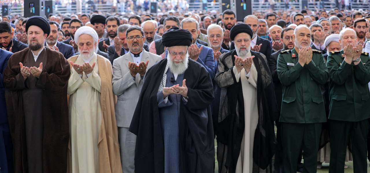 L'ayatollah Ali Khamenei con i vertici del regime iraniano (Ansa)