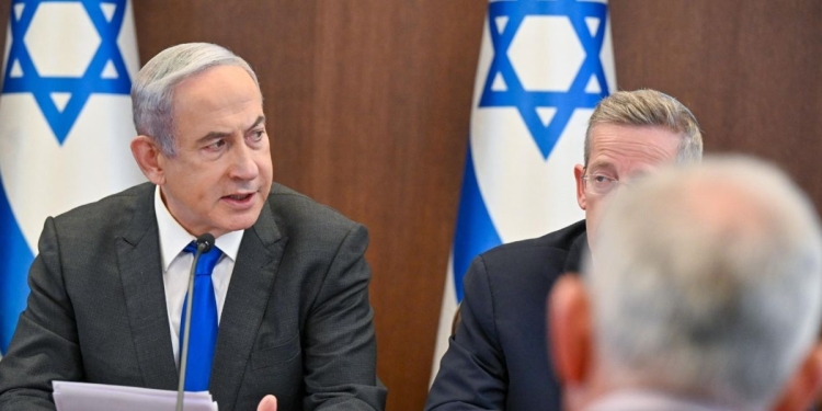 Benjamin Netanyahu durante una riunione del governo (Ansa)