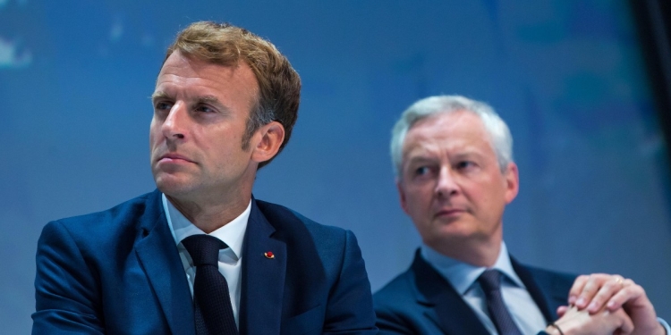 Il Presidente francese Macron con il ministro dell'Economia Le Maire (Ansa)