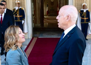 Giorgia Meloni il 17 aprile a Tunisi con il presidente Kais Saied (Ansa)