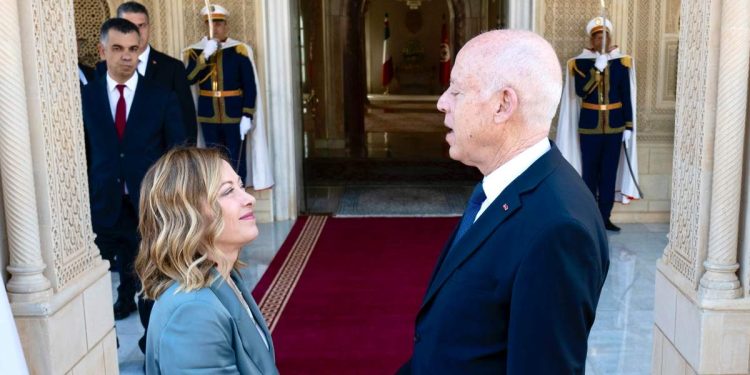 Giorgia Meloni il 17 aprile a Tunisi con il presidente Kais Saied (Ansa)