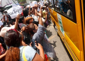 Prigionieri del regime liberati il 17 aprile attesi dai familiari a Yangon (Ansa)