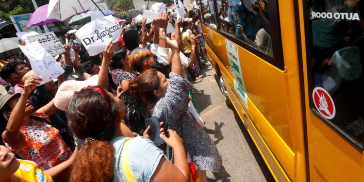 Prigionieri del regime liberati il 17 aprile attesi dai familiari a Yangon (Ansa)