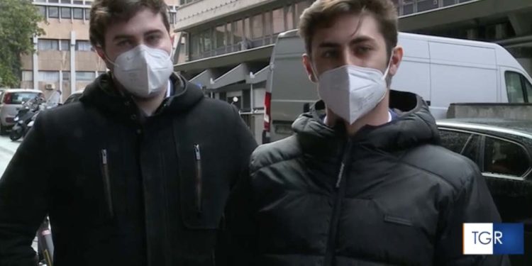 Alessio e Simone Scalamandrè davanti al tribunale (Foto: Tgr Liguria)