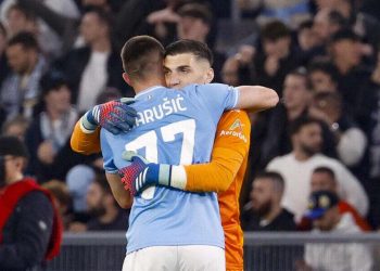 Lazio, l'abbraccio tra Mandas e Marusic (Foto ANSA)