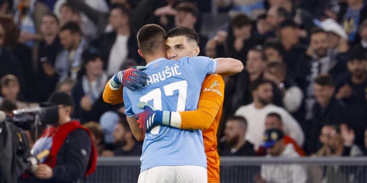 Lazio, l'abbraccio tra Mandas e Marusic (Foto ANSA)