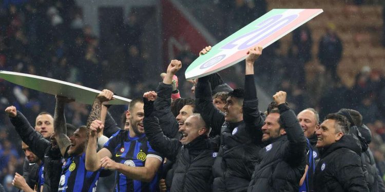 L'Inter ha vinto il 20° scudetto, parte la festa (Foto ANSA)